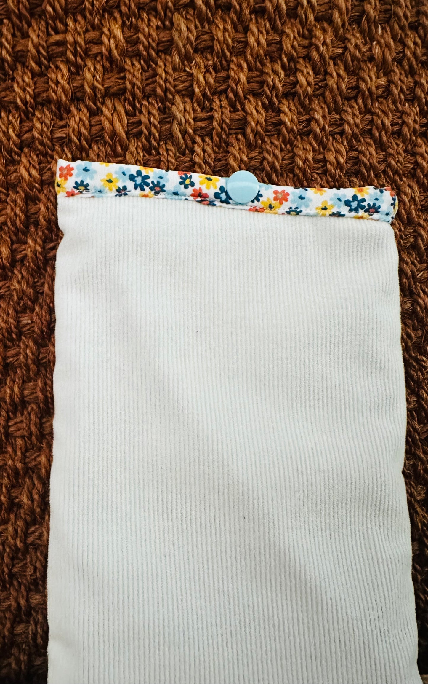 Poche à livre velours côtelé blanc et fleuri